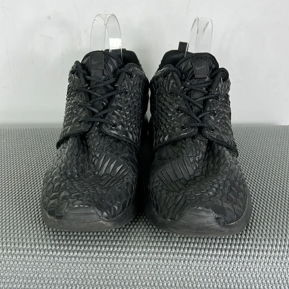 Nike triple black textured roshe one athletic shoes us women’s size 9_3